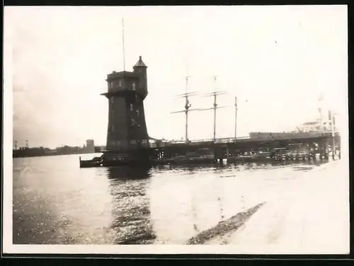 Fotografie unbekannter Fotograf, Ansicht Kiel, Leuchtturm in der Kieler Bucht 26.6.1930