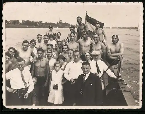 Fotografie Freiwasser-Schwimmer in Badehosen und Schwimmkappen auf einem Boot 1933