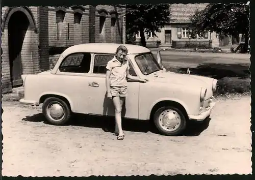 Fotografie Auto Sachsenring Trabant 600, Knabe nebst Trabi PKW