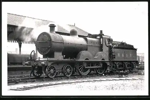 Fotografie britische Eisenbahn, Dampflok, Tender-Lokomotive Nr. 52 am Bahnhof