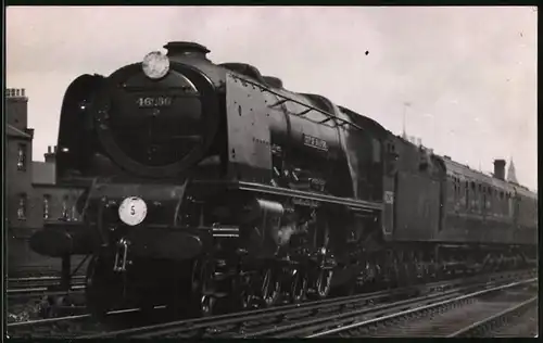 Fotografie britische Eisenbahn, Personenzug mit Dampflok Nr. 46236