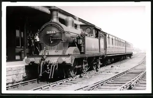 Fotografie britische Eisenbahn, Personenzug mit Dampflok Nr. 31533