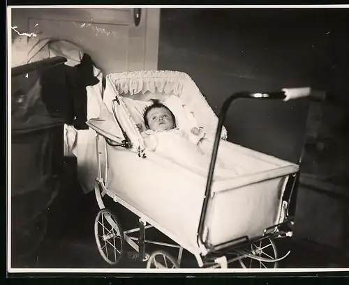 Fotografie niedliches Baby im Kinderwagen liegend 1932