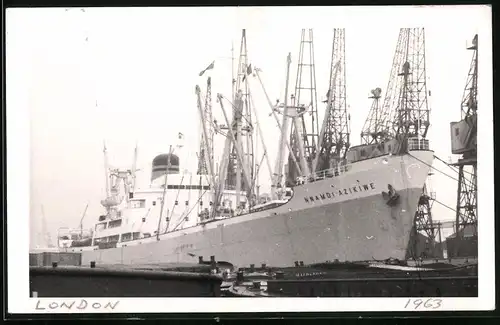 Fotografie unbekannter Fotograf, Ansicht London, Frachtschiff Nnamdi Azikiwe im Hafen