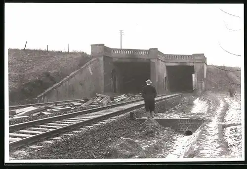 Fotografie unbekannter Fotograf, Ansicht Göttingen, Mann betrachtet Eisenbahn-Unterführung