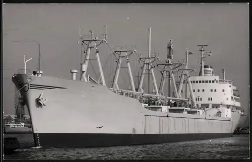 Fotografie Frachtschiff Ukara beim Wendemanöver im Hafen