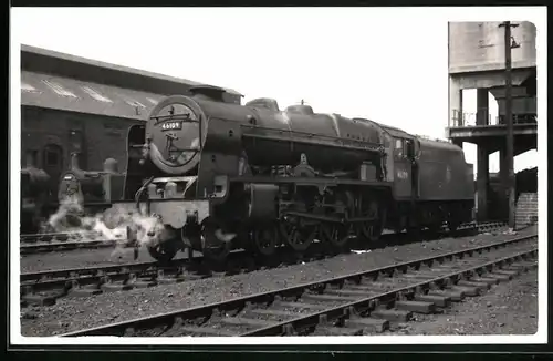 Fotografie britische Eisenbahn, Dampflok, Tender-Lokomotive Nr. 46109 im Bahnhof