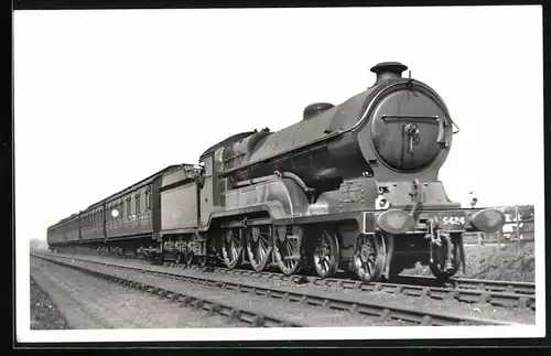 Fotografie britische Eisenbahn, Personenzug mit Dampflok, Tender-Lokomotive Nr. 5424