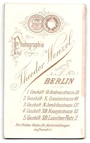 Fotografie Theodor Wenzel, Berlin, Andreasstrasse 28, Portrait eines jungen Mannes mit Vatermörder