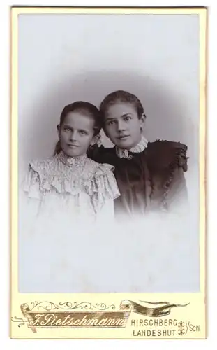 Fotografie F. Pietschmann, Hirschberg, Wilhelmstrasse 57, zwei junge Mädchen in Rüschenkleidern