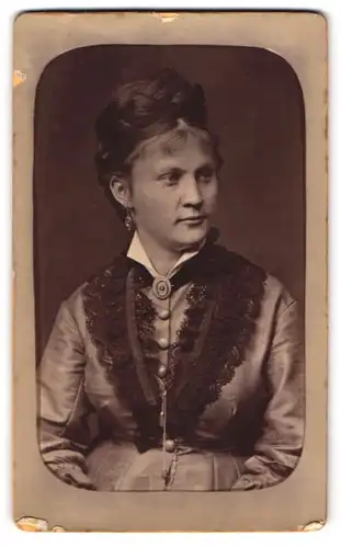 Fotografie C. Grote, Arnsberg, Königstrasse 343, bürgerliche Dame mit Spitzenkleid