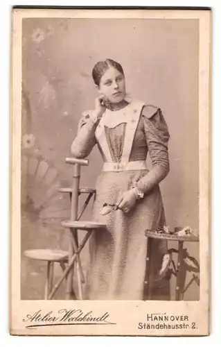 Fotografie Wedekindt, Hannover, Ständehausstrasse 2, junge Frau im Trägerkleid