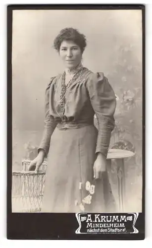 Fotografie A. Krumm, Mindelheim, hübsche Dame mit Blumen in der Hand