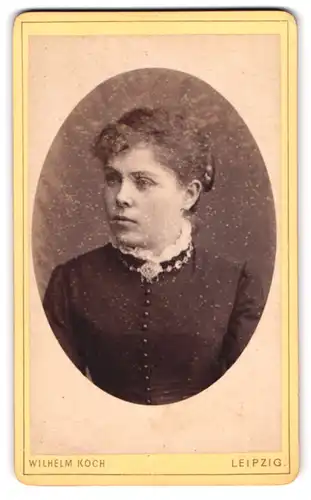 Fotografie Wilhelm Koch, Leipzig, Zeitzerstrasse 41, hübsche junge Dame mit Kragenbrosche