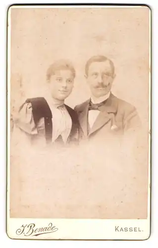 Fotografie J. Benade, Kassel, bürgerliches Ehepaar im Sonntagsstaat
