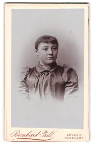 Fotografie Bernhard Prill, Lübeck, Breitestrasse 97, junge bürgerliche Dame im Festtagskleid