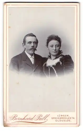 Fotografie Bernhard Prill, Lübeck, Breitestrasse 97, bürgerliches Ehepaar in dunkler Kleidung
