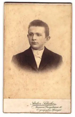 Fotografie Schulze, Hannover, Georgstrasse 16, bürgerlicher junger Mann im Anzug
