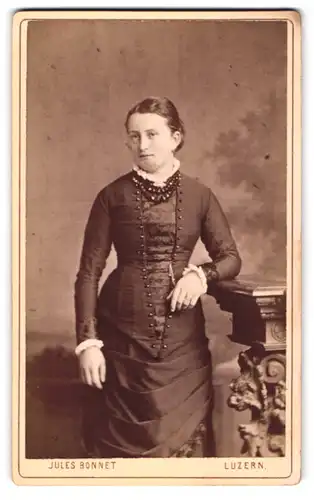 Fotografie Jules Bonnet, Luzern, Zürcherstrasse 50, bürgerliche Dame im dunklen Kleid mit Rüschenkragen