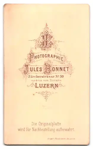 Fotografie Jules Bonnet, Luzern, Zürcherstrasse 50, bürgerliche Dame im dunklen Kleid mit Rüschenkragen