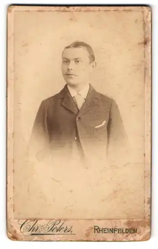 Fotografie Chr. Peters, Rheinfelden, junger Mann mit streng gescheiteltem Haar