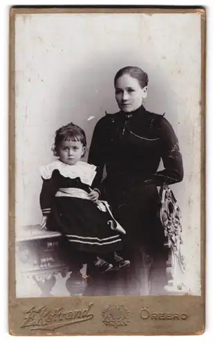 Fotografie Olof Ekstrand, Örebro, Köpmang 21, Mutter mit Tochter im Matrosenkleidchen