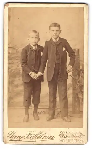 Fotografie Georg Billström, Kiel, holsteinstrasse 22, zwei Brüder im schicken Sonntagsanzug