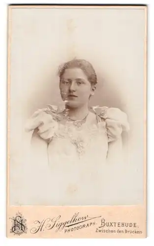 Fotografie A. Siggelkow, Buxtehude, bürgerliche junge Dame im weissen Puffärmelkleid