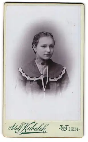 Fotografie Adolf Kubalek, Wien, Gersthoferstrasse 28, junge Dame im Kleid mit grossem Kragen