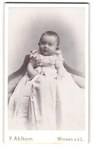 Fotografie F. Ahlborn, Winsen a. d. L., Baby im hübschen Taufkleid