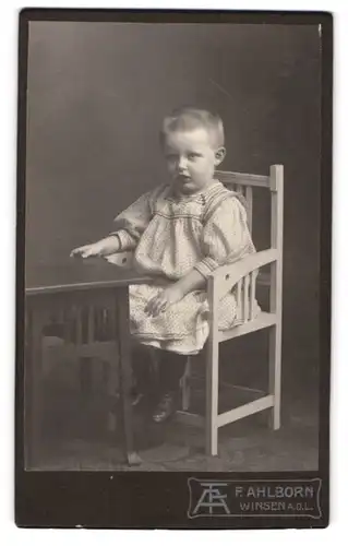 Fotografie F. Ahlborn, Winsen a.d.L., Kleinkind auf einem Stuhl sitzend