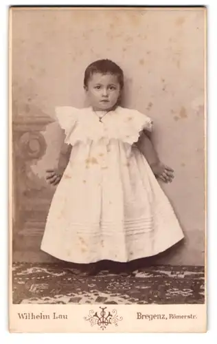 Fotografie Wilhelm Lau, Bregenz, Römerstrasse, Kleinkind im weissen Rüschenkleidchen