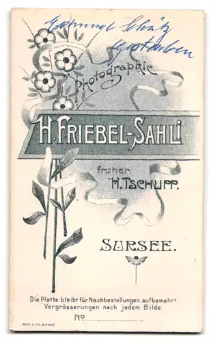 Fotografie H. Friebel-Sahli, Sursee, kleines Mädchen in Mantel und mit Haube