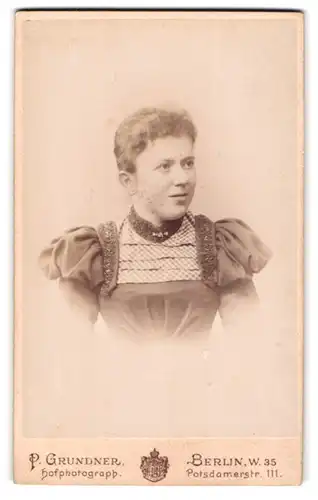 Fotografie P. Grundner, Berlin, Potsdamer Strasse 111, Porträt einer bürgerliche Dame im Puffärmelkleid