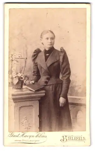 Fotografie Gust. Haeyn-Wilms, Bielefeld, Obernstrasse 19, bürgerliche Dame mit Buch