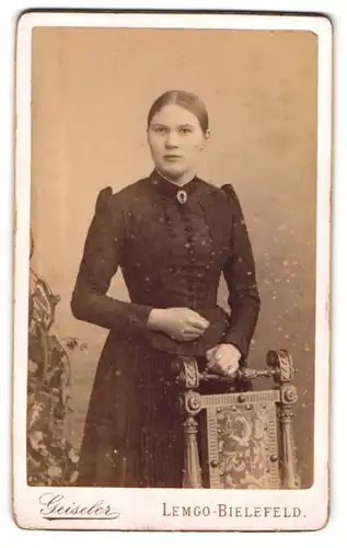Fotografie Geiseler, Lemgo, vor dem Osterthot, junge Dame mit Kragenbrosche