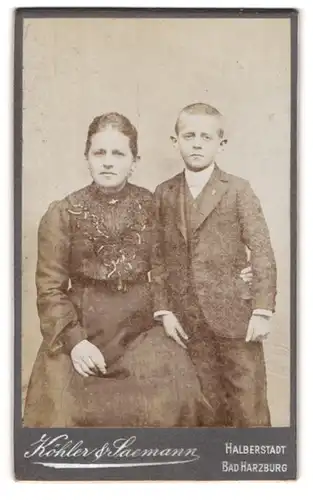 Fotografie Köhler & Saemann, Halberstadt, Heinrich Juliusstrasse 8, Mutter mit Sohn in dunkler Kleidung