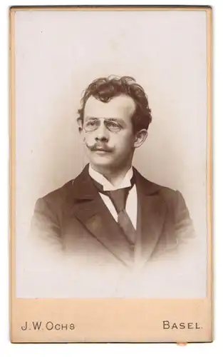 Fotografie J.W. Ochs, Basel, St. Johannvorstadt 35, eleganter Mann mit Kneifer und Schnurrbart