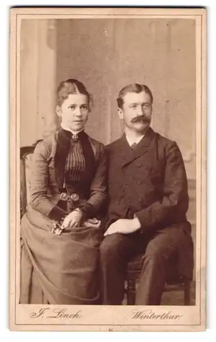 Fotografie F. Linck, Winterthur, gut bürgerliches Ehepaar sittsam auf einem Stuhl sitzend