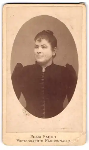 Fotografie Felix Pahud, Narbonne, Boul de la Liberte 15, Porträt einer Dame im Puffärmelkleid