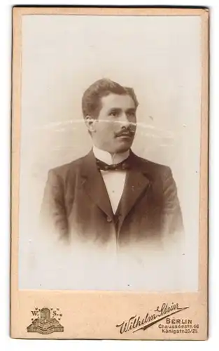 Fotografie Wilhelm Stein, Berlin, Chaussee-Strasse 66, junger Mann mit streng gescheitelter Frisur