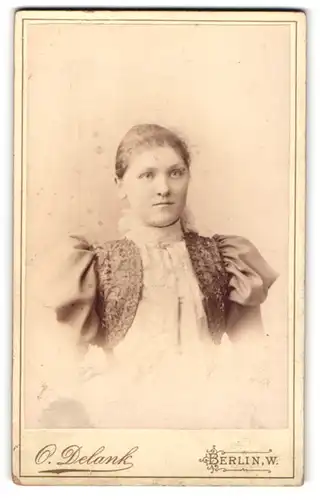 Fotografie O. Delank, Berlin, Friedrichstrasse 185, junge Dame im Puffärmelkleid