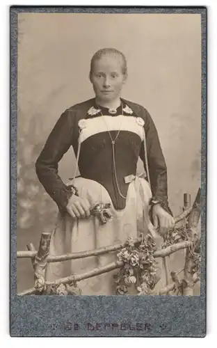 Fotografie J. B. Deppeler, Bern, Marktstrasse 46, junge Frau im elegant tailliertem Kleid