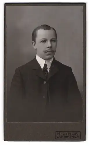 Fotografie H. Linck, Winterthur, Georgenstrasse 38, junger Mann mit Halbglatze im dunklen Anzug