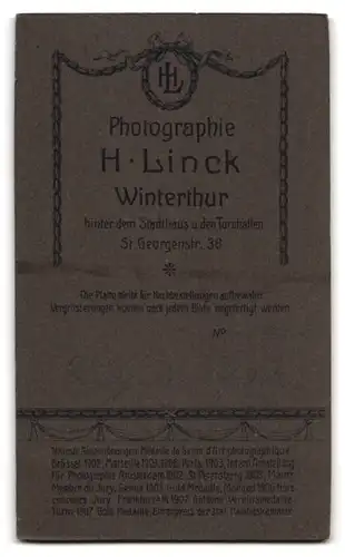 Fotografie H. Linck, Winterthur, Georgenstrasse 38, junger Mann mit Halbglatze im dunklen Anzug