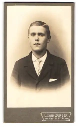 Fotografie Edwin Burger, Reinach, junger Mann im Anzug mit Einstecktuch