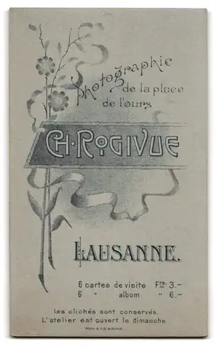 Fotografie Ch. Rogivue, Lausanne, bürgerliche Dame im langen Kleid mit Blumen in der Hand