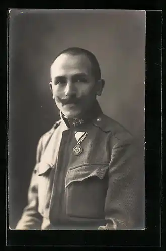 AK Portrait eines österreichischen Soldaten mit Schnauzbart und Orden