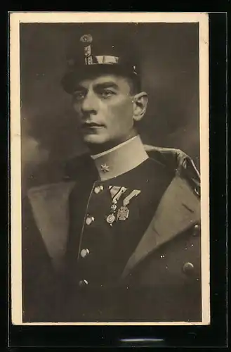 AK Portrait eines österreichischen Soldaten im Mantel mit Orden