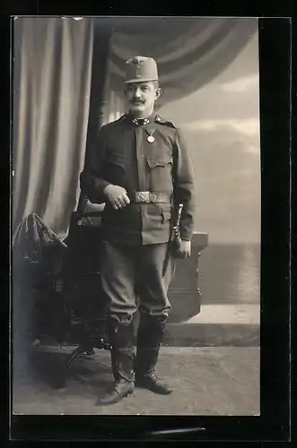 AK Portrait eines jungen österreichischen Soldaten mit Schnurrbart und Orden
